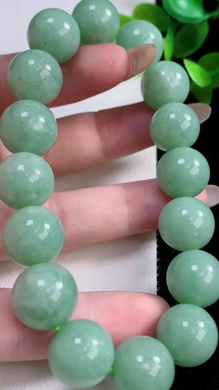 天然A货翡翠圆珠手串，尺寸13.5-16颗，重:66.67g11月22日
工厂直销收藏佳品,种好水足，色泽均匀，有种有色，上手高大气！