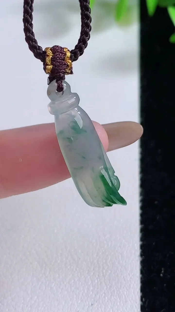 天然A货翡翠掌上明珠吊坠，尺寸29.2-8.5-5.5，重:1.70g
11月22日