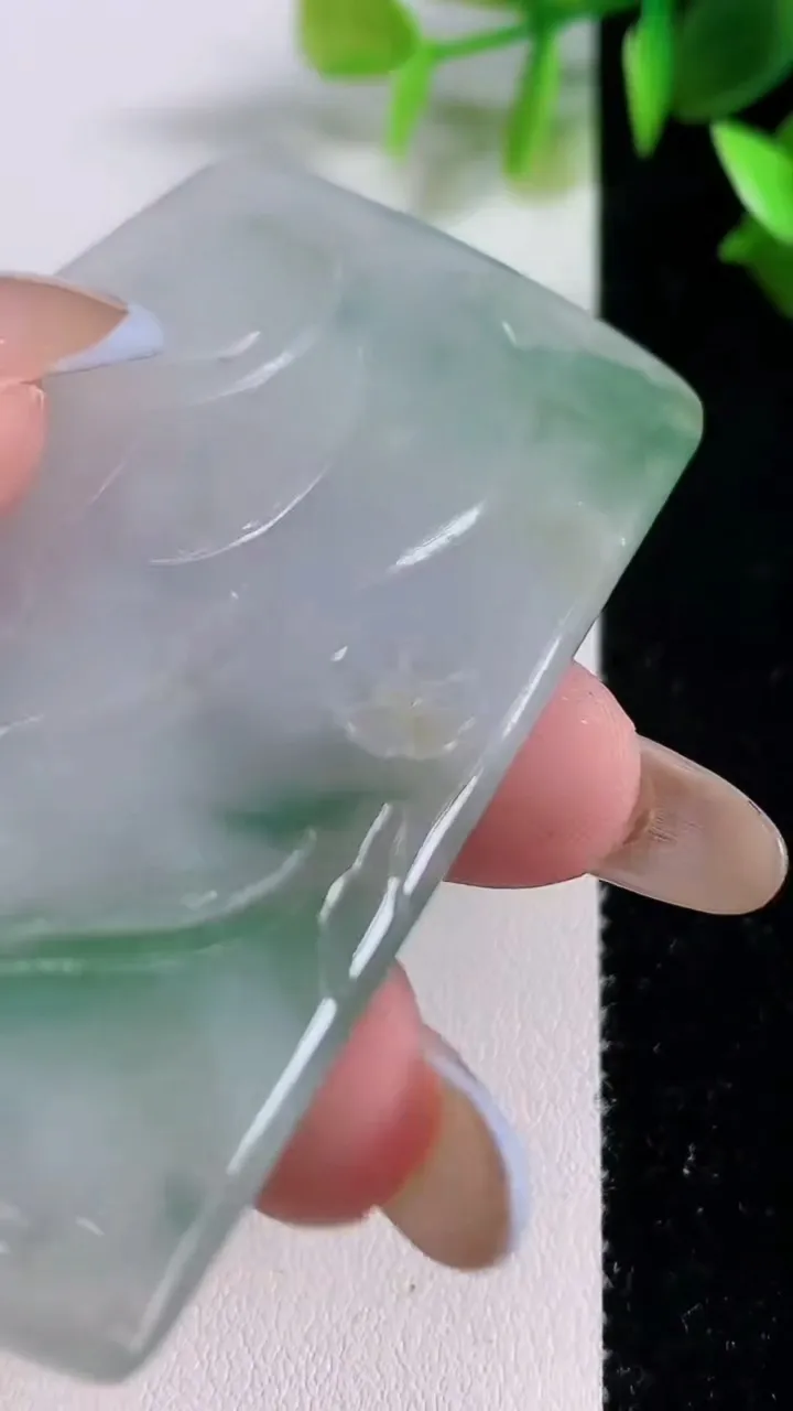 天然A货翡翠大日如来吊坠，尺寸67.5-41.3-5.4，重:36.96g
11月22日