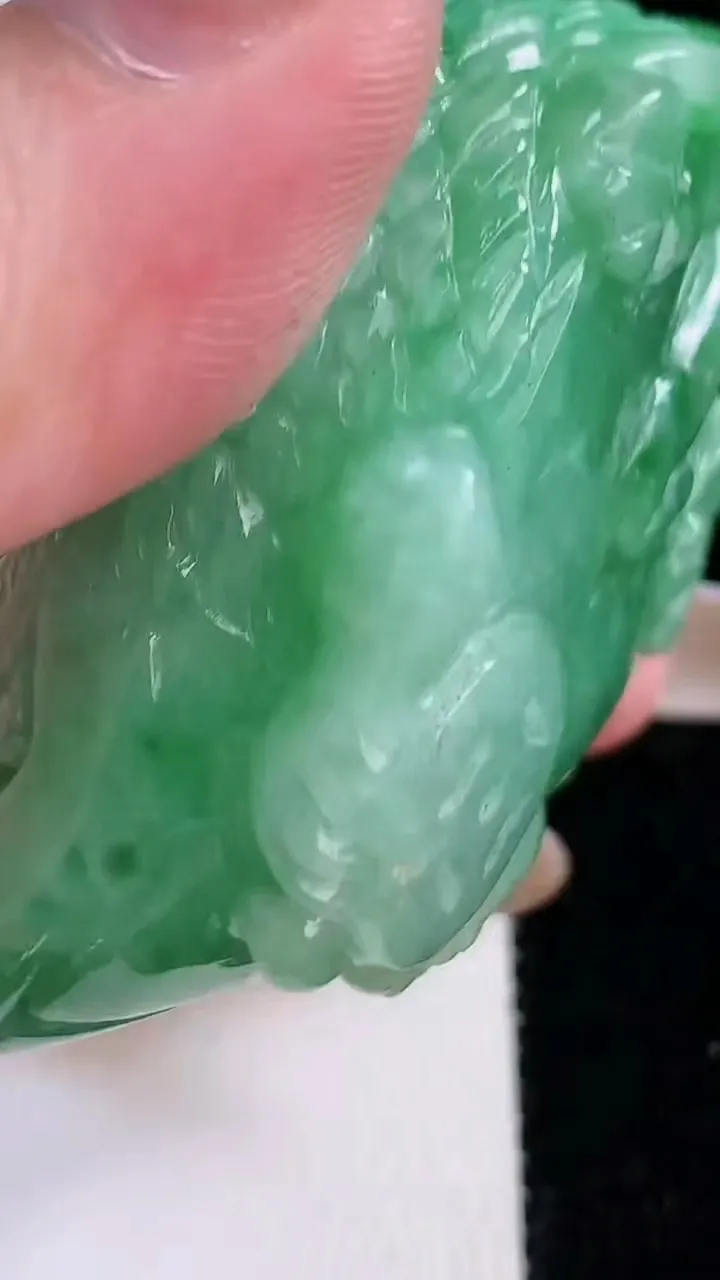 天然A货翡翠刺猬吊坠，尺寸59-36.5-28.3，重:96.25g
11月22日