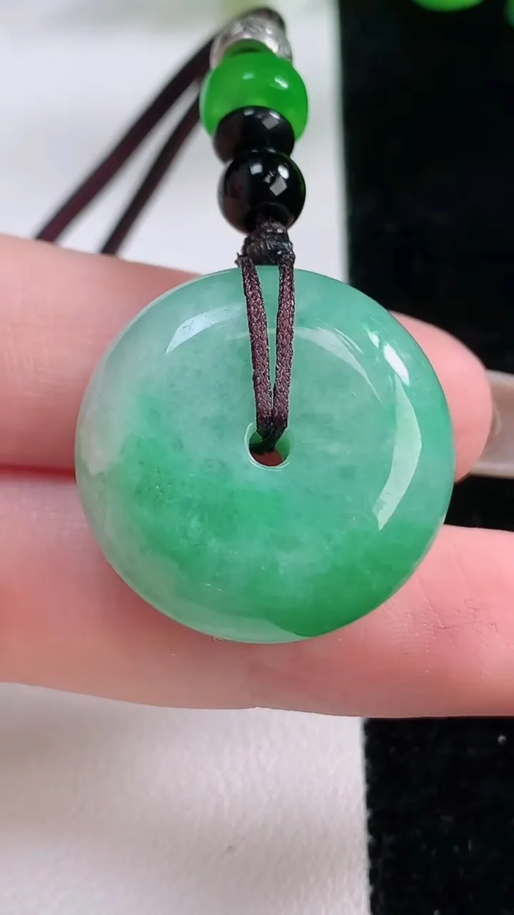 天然A货翡翠平安扣 路路通吊坠，尺寸24.6-11.3，重:15.88g
11月22日