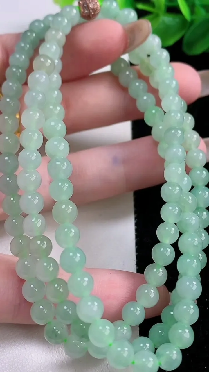 天然A货翡翠圆珠项链，尺寸5.6-6.3-123颗，重:35.98g
11月22日