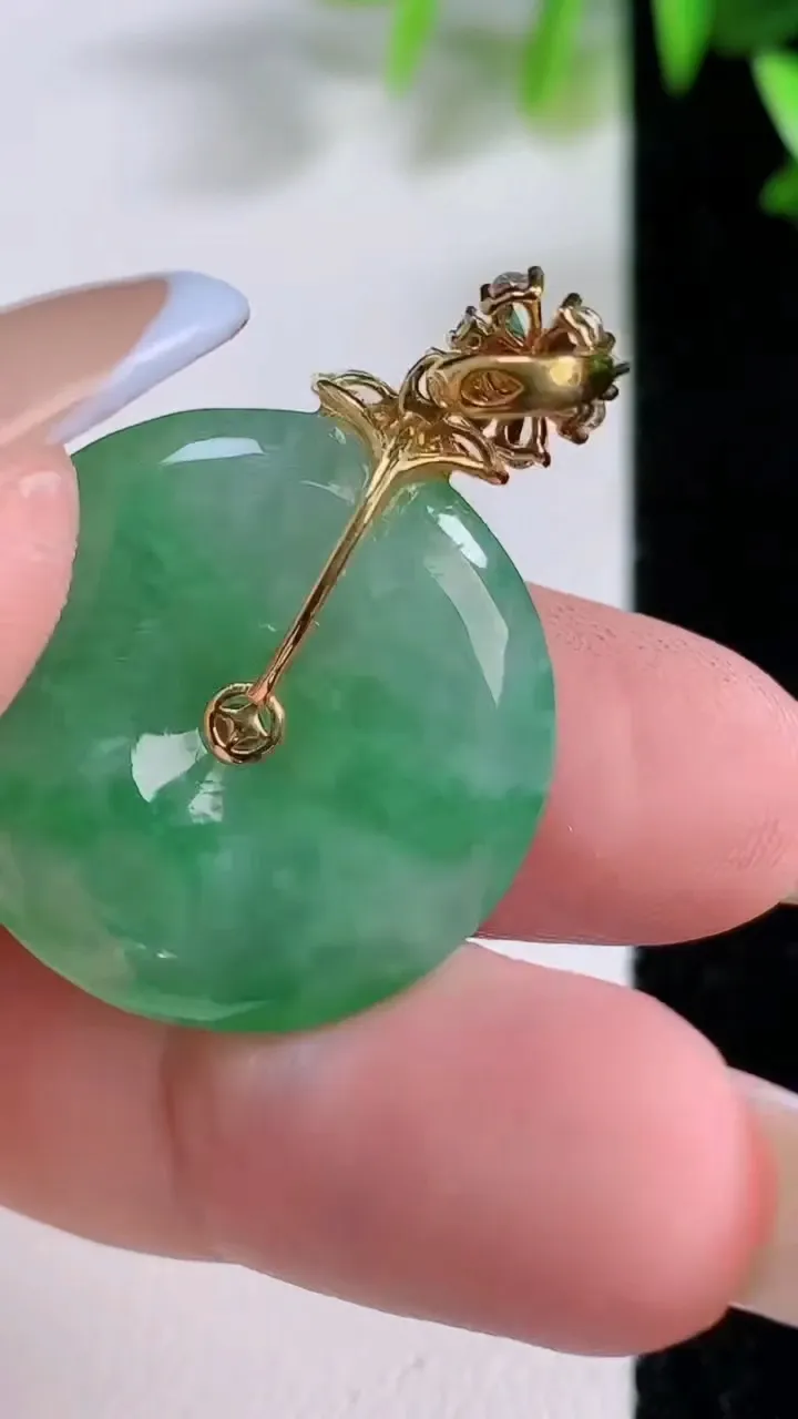 天然A货翡翠平安扣吊坠，尺寸23.8-5.1，重:7.03g
11月22日