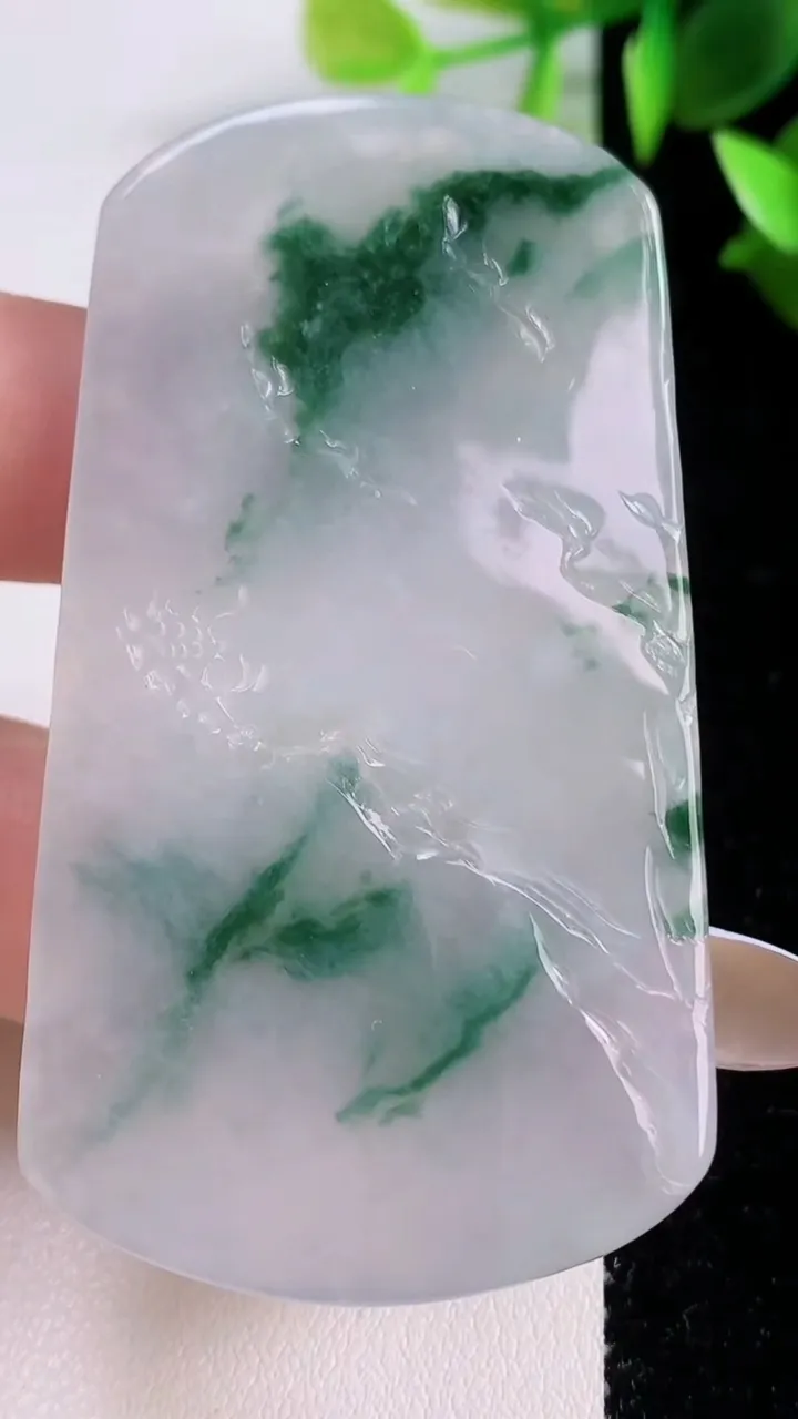 天然A货翡翠牌吊坠，尺寸63-34-6，重:33.85g
11月22日