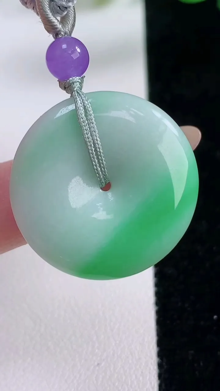 天然A货翡翠平安扣吊坠，尺寸27.5-5.5，重:8.45g
11月22日