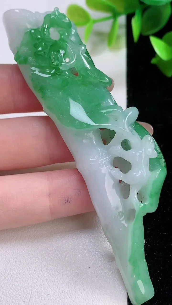 天然A货翡翠竹节烟嘴，尺寸89.3-29.3-14，重:30.50g
11月22日