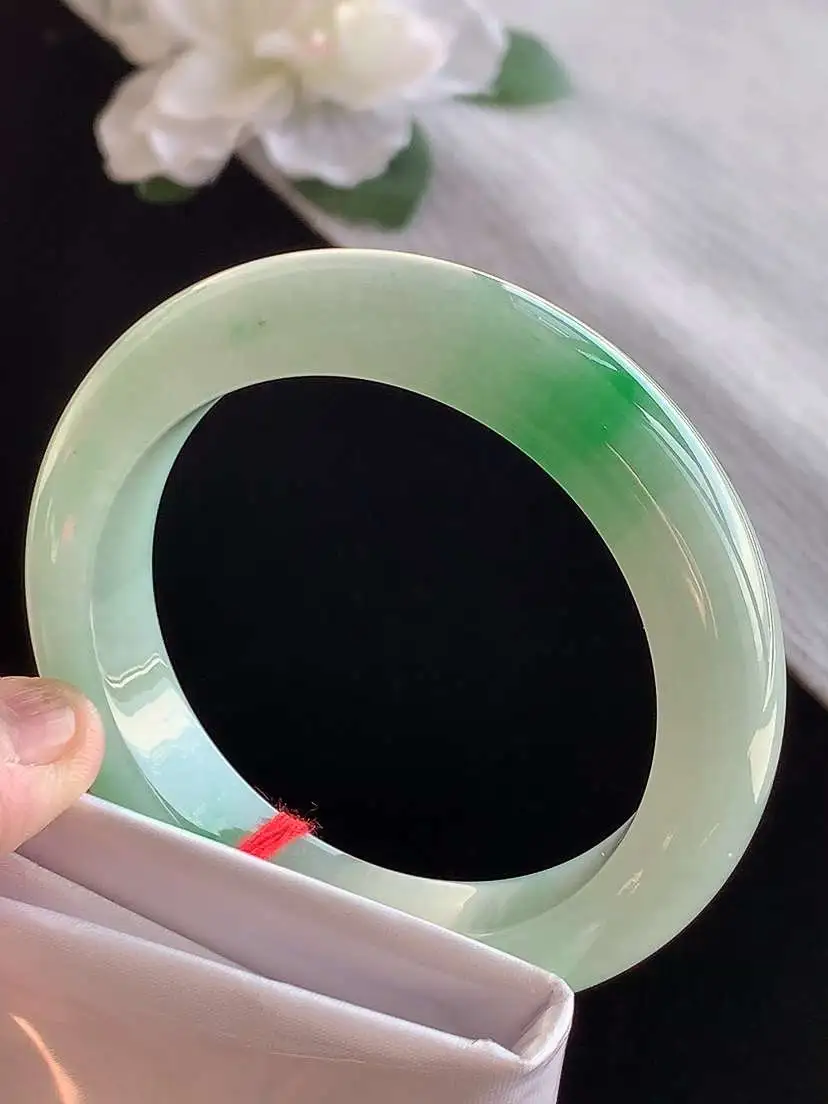 a货翡翠老坑冰种飘绿正装正圈手镯53-54圈口  尺寸53.6×12.2×9.2mm 1121