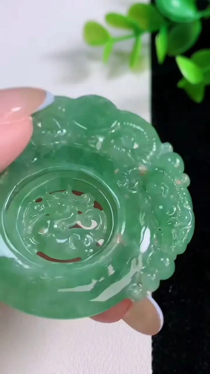 天然A货翡翠三阳开泰吊坠，尺寸54-54-6，重:28.90g
11月22日