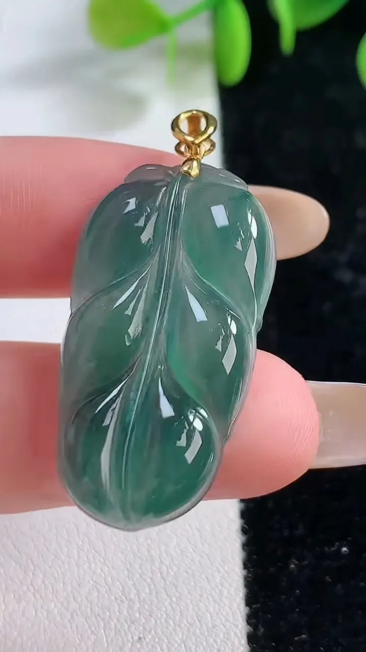 天然A货翡翠18K金蓝水金枝玉叶 叶子吊坠，尺寸33.2-16.9-4，重:4.97g
11月22日