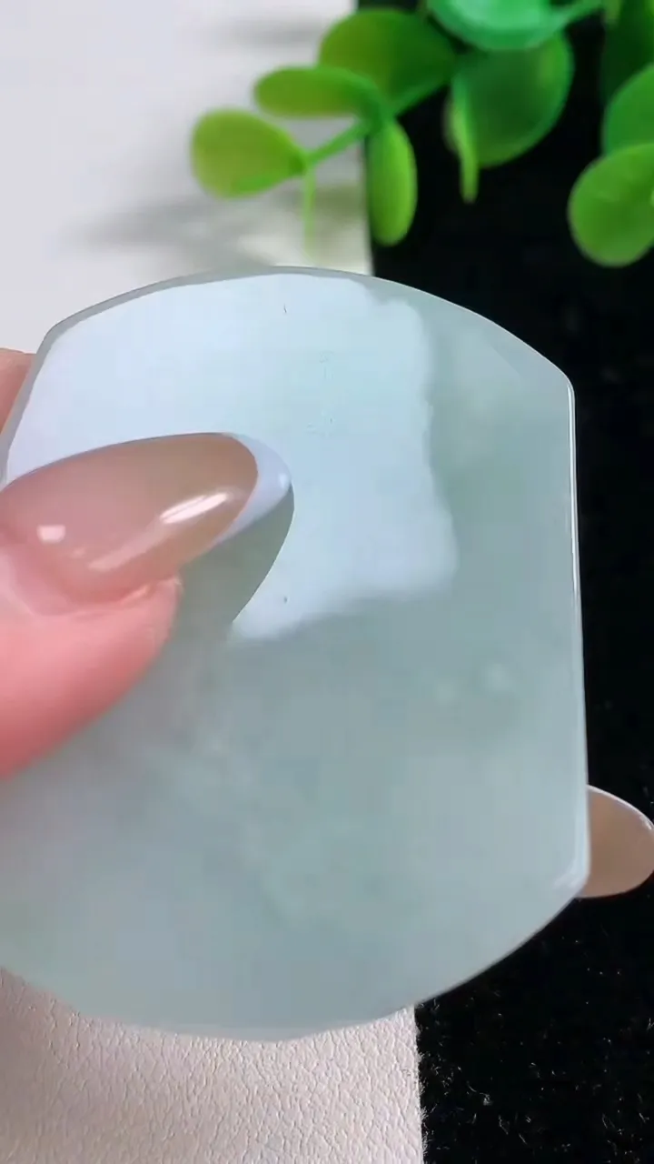 天然A货翡翠千手观音吊坠，尺寸52.3-44.3-5.4，重:23.00g
11月22日