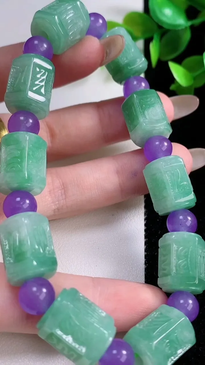 天然A货翡翠路路通手串，尺寸11.8-14.6-10颗，重:52.14g11月22日
工厂直销收藏佳