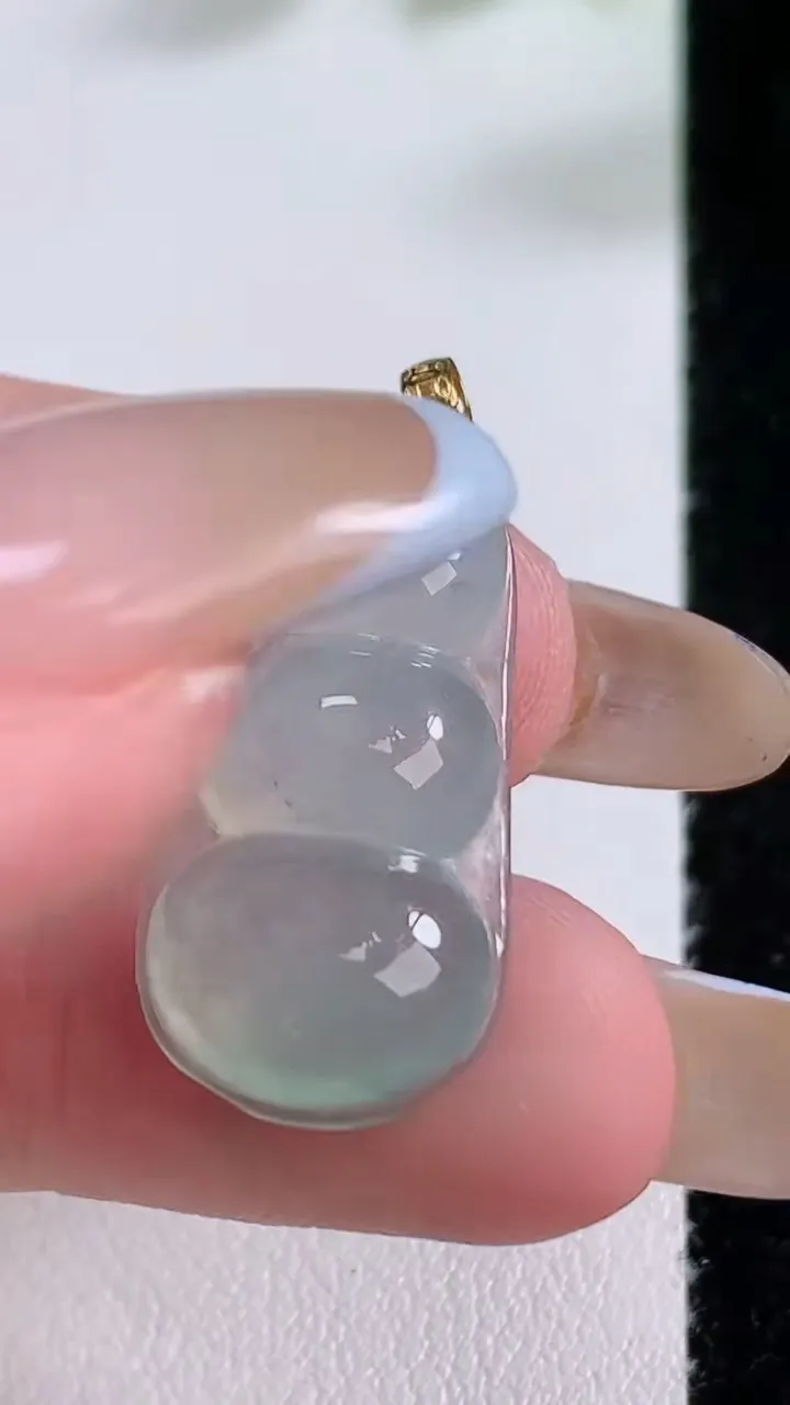 天然A货翡翠福豆吊坠，尺寸28.2-13.2-5.2，重:2.58g
11月22日