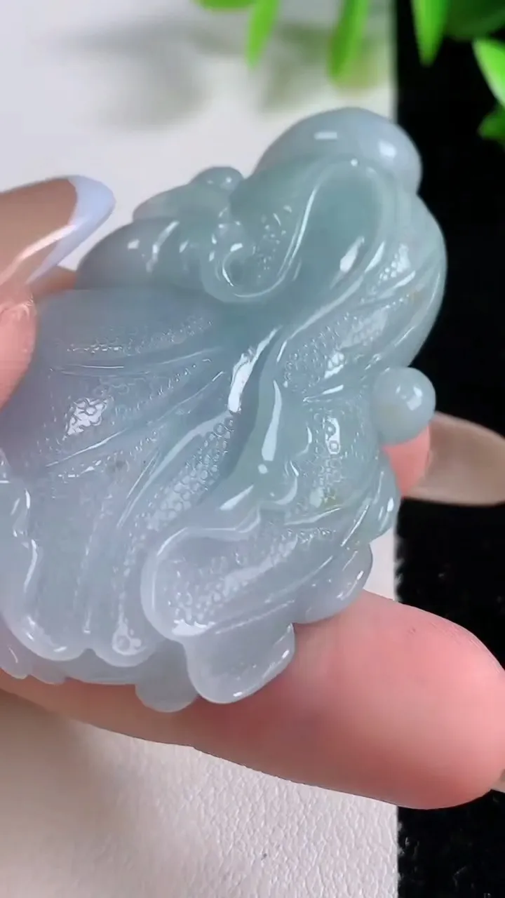 天然A货翡翠白菜吊坠，尺寸55.5-30.6-10.8，重:33.68g
11月22日