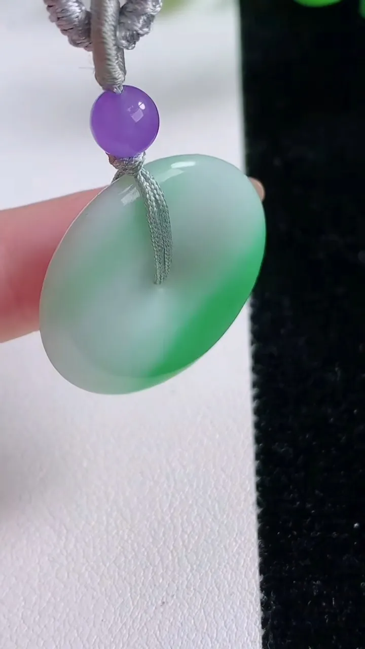 天然A货翡翠平安扣吊坠，尺寸27.5-5.5，重:8.45g
11月22日