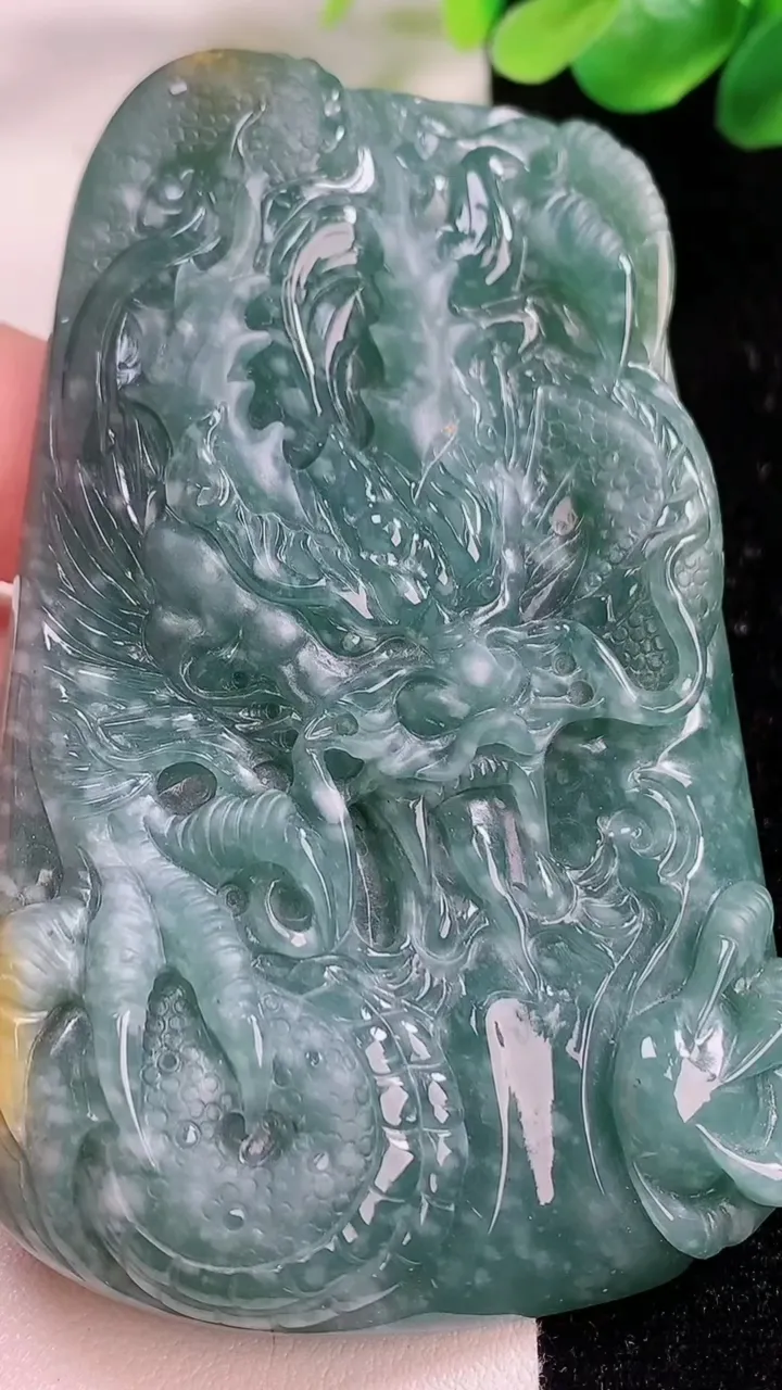 天然A货翡翠双彩龙牌吊坠，尺寸79-51-9.8，重:77.75g
11月22日