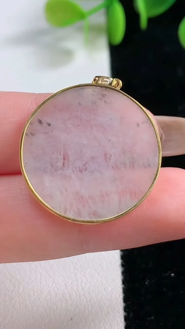 天然A货翡翠种白冰无事牌吊坠，尺寸26.8-24.7-2.1，重:3.27g
11月22日