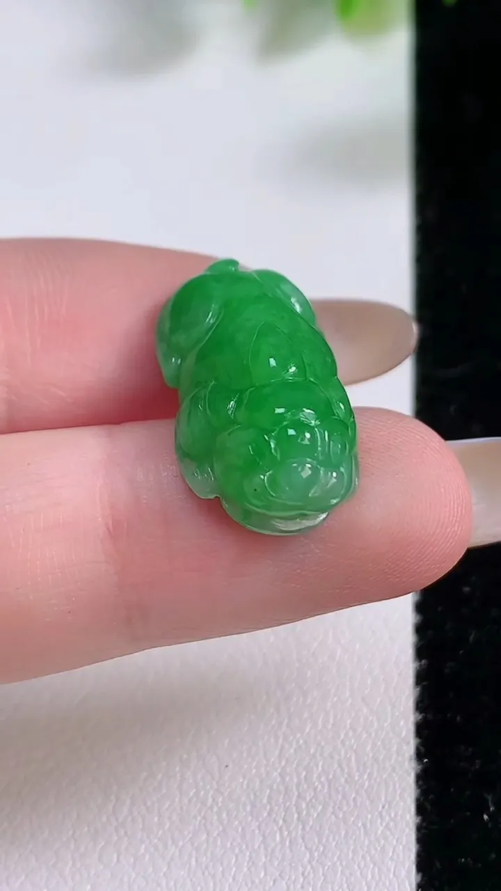天然A货翡翠貔貅吊坠，尺寸22-12-7，重:3.30g
11月22日