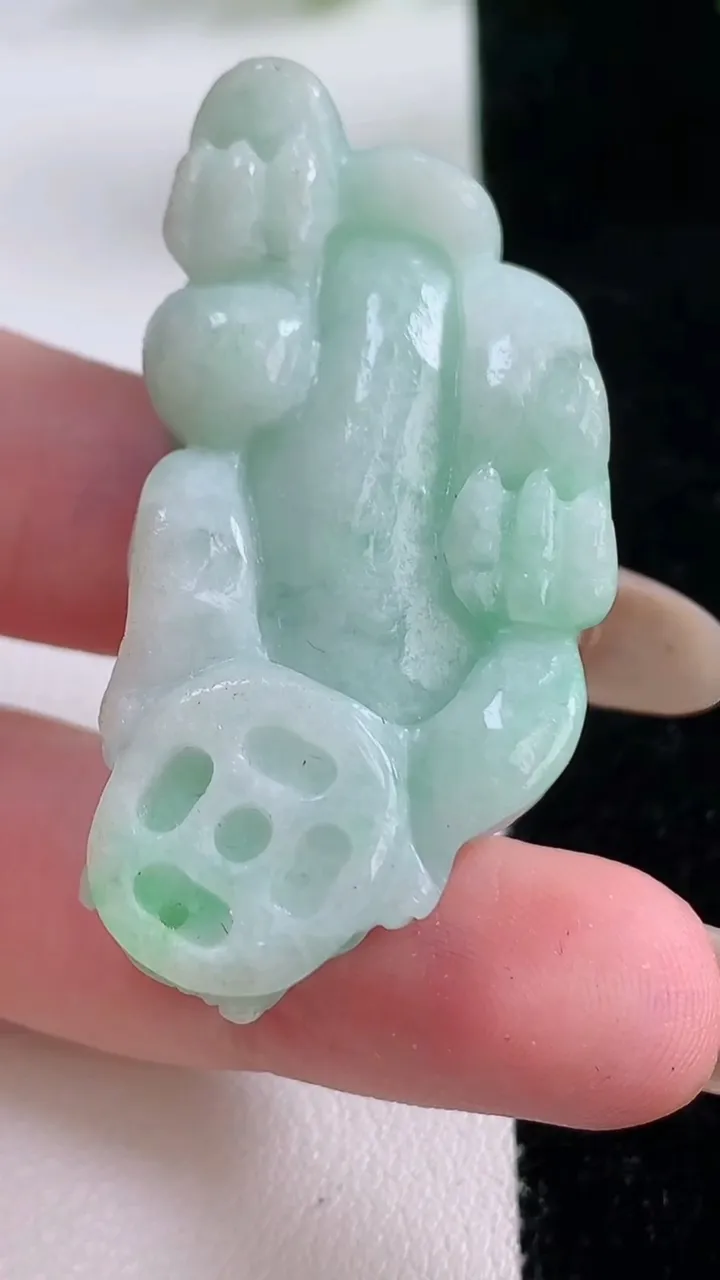 天然A货翡翠貔貅吊坠，尺寸45.5-22.6-14.5，重:28.03g
11月22日