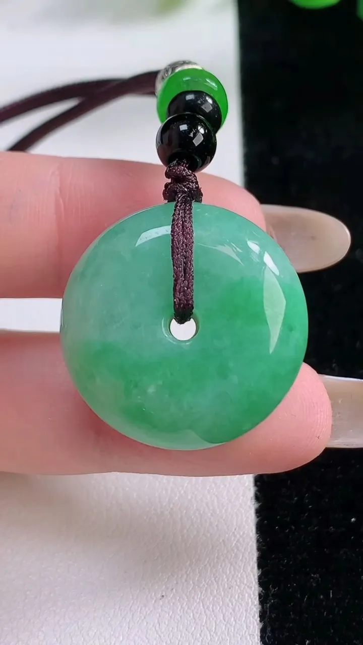 天然A货翡翠平安扣 路路通吊坠，尺寸24.6-11.3，重:15.88g
11月22日