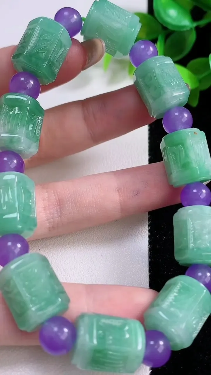 天然A货翡翠路路通手串，尺寸11.8-14.6-10颗，重:52.14g11月22日
工厂直销收藏佳品,种好水足，色泽均匀，有种有色，上手高大气！