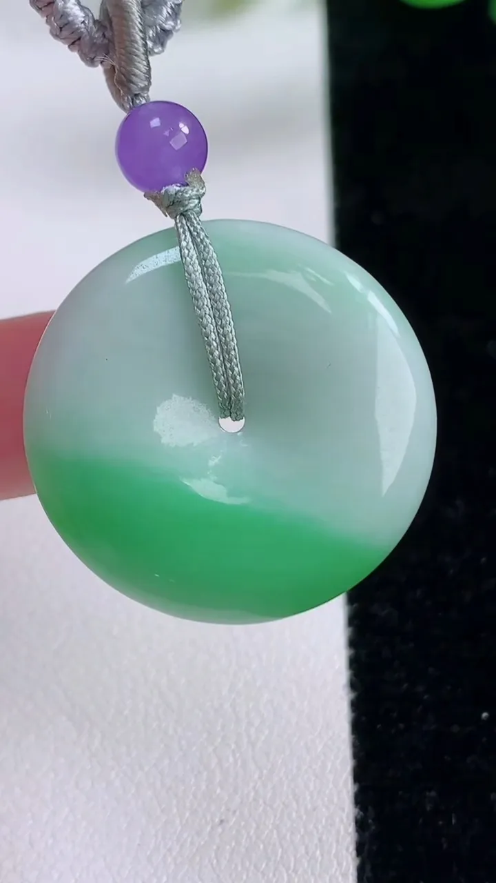 天然A货翡翠平安扣吊坠，尺寸27.5-5.5，重:8.45g
11月22日