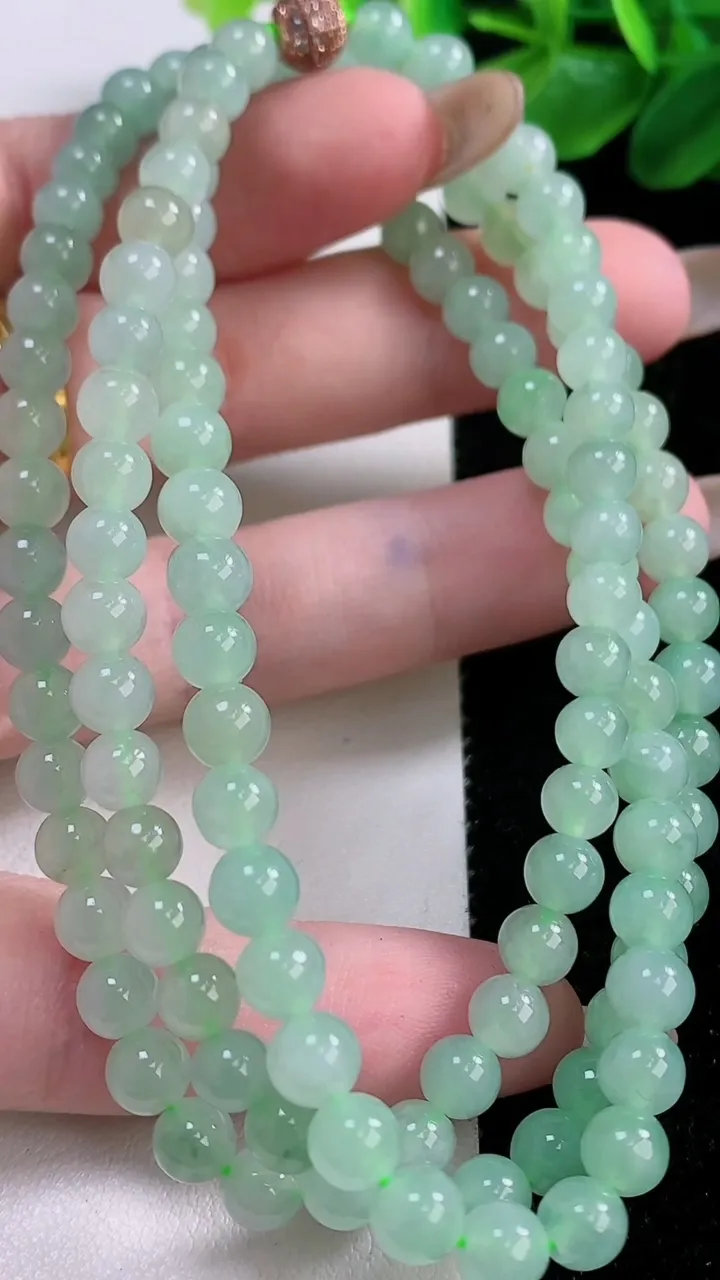 天然A货翡翠圆珠项链，尺寸5.6-6.3-123颗，重:35.98g
11月22日