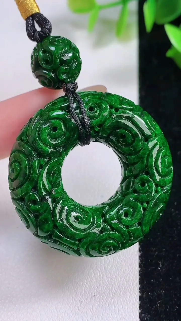 天然A货翡翠雕花平安环吊坠，尺寸37.9-11.2，重:30.95g
11月22日