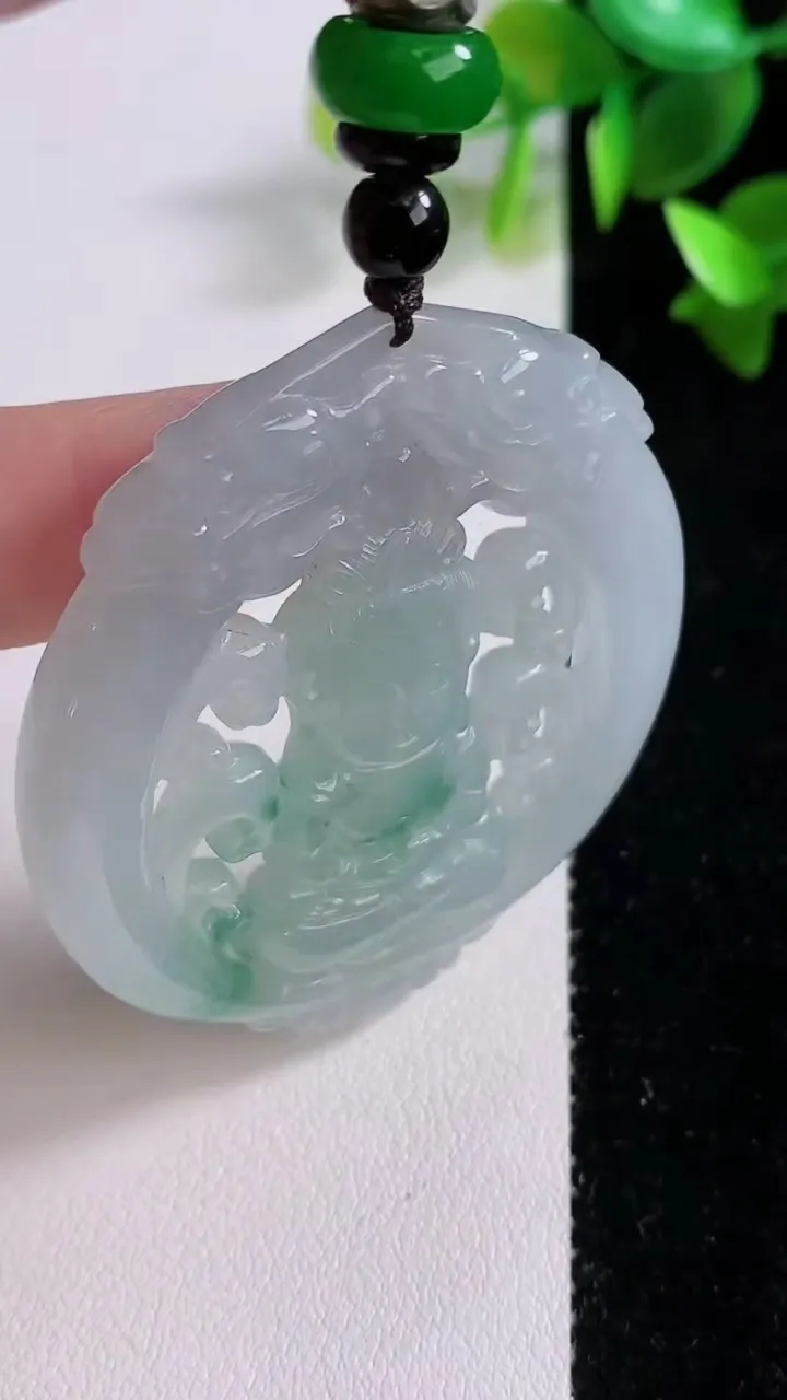 天然A货翡翠观音菩萨吊坠，尺寸52-45.5-6.3，重:23.40g
11月22日