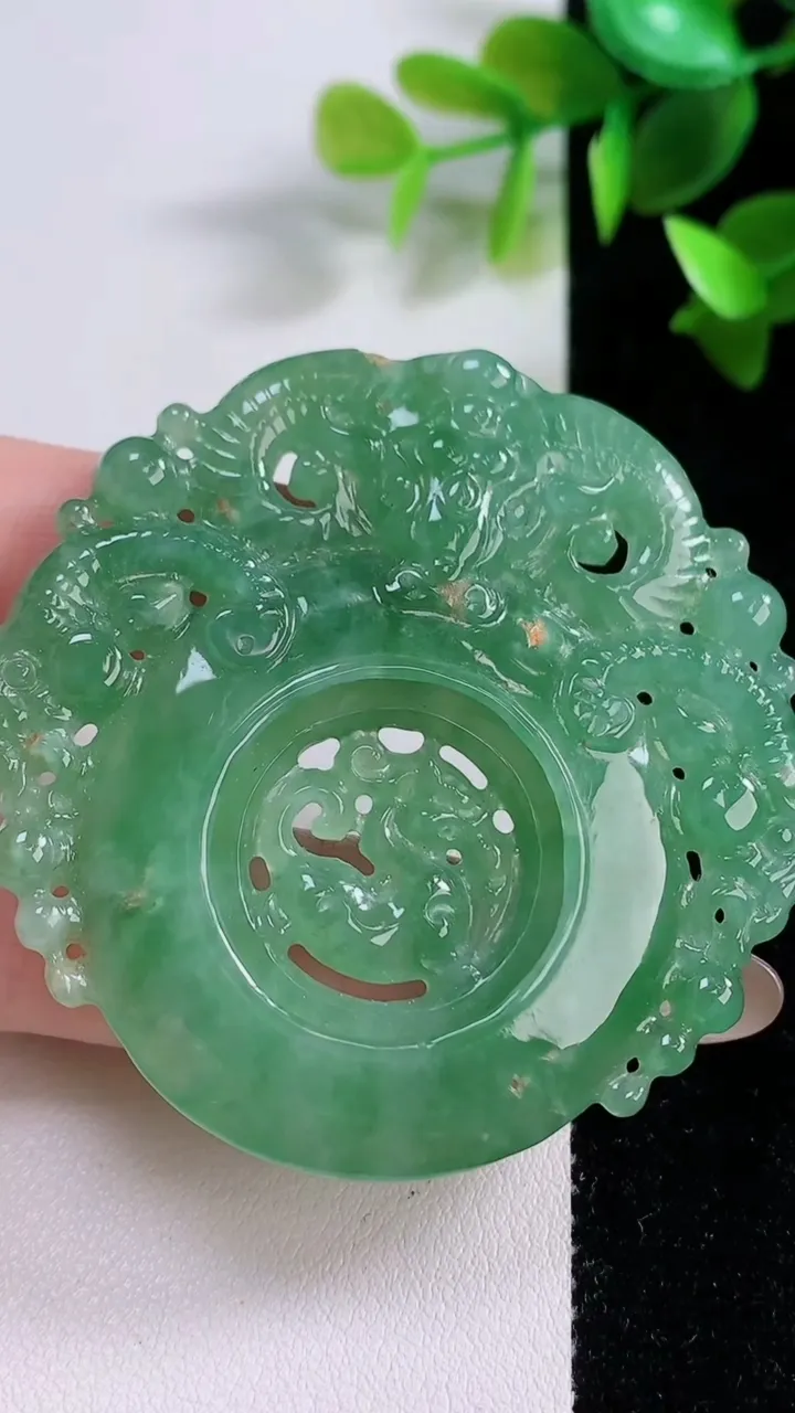 天然A货翡翠三阳开泰吊坠，尺寸54-54-6，重:28.90g
11月22日