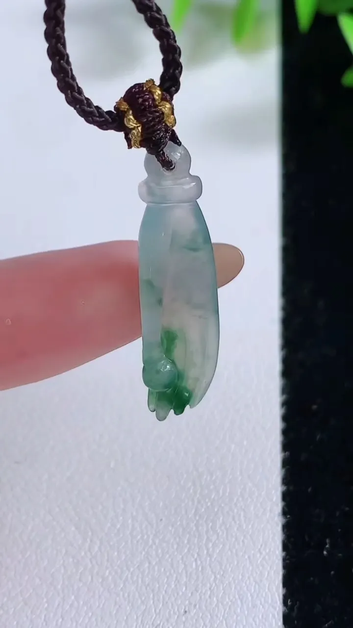 天然A货翡翠掌上明珠吊坠，尺寸29.2-8.5-5.5，重:1.70g
11月22日