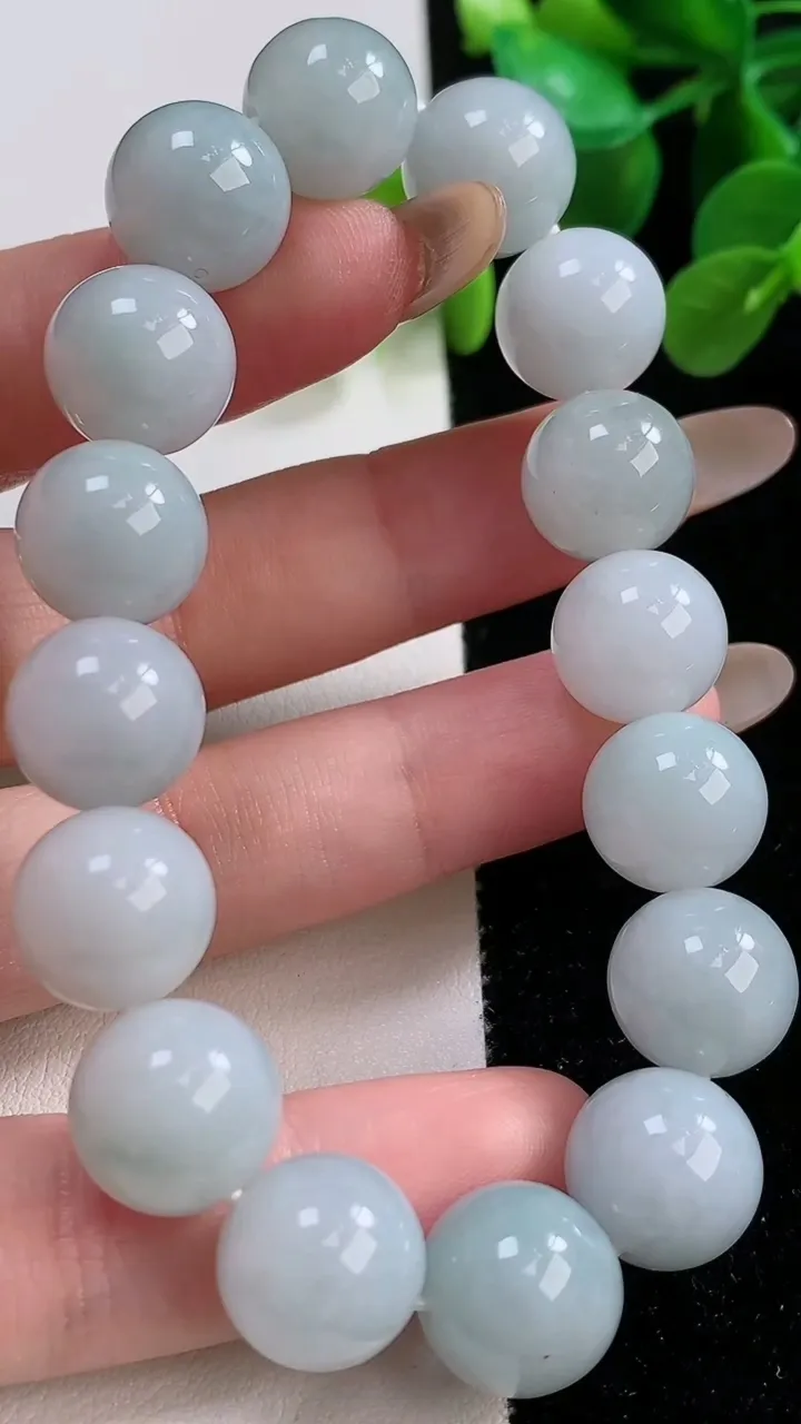 天然A货翡翠圆珠手串，尺寸12.1-16颗，重:50.42g11月22日
工厂直销收藏佳品,种好水足，色泽均匀，有种有色，上手高大气！