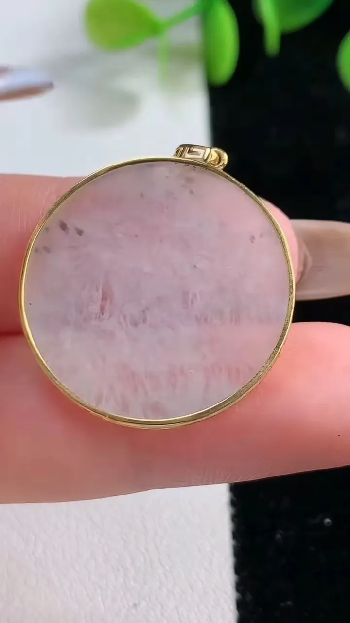 天然A货翡翠种白冰无事牌吊坠，尺寸26.8-24.7-2.1，重:3.27g
11月22日