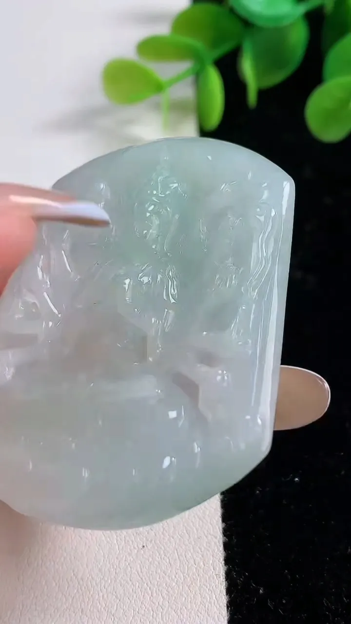 天然A货翡翠千手观音吊坠，尺寸52.3-44.3-5.4，重:23.00g
11月22日