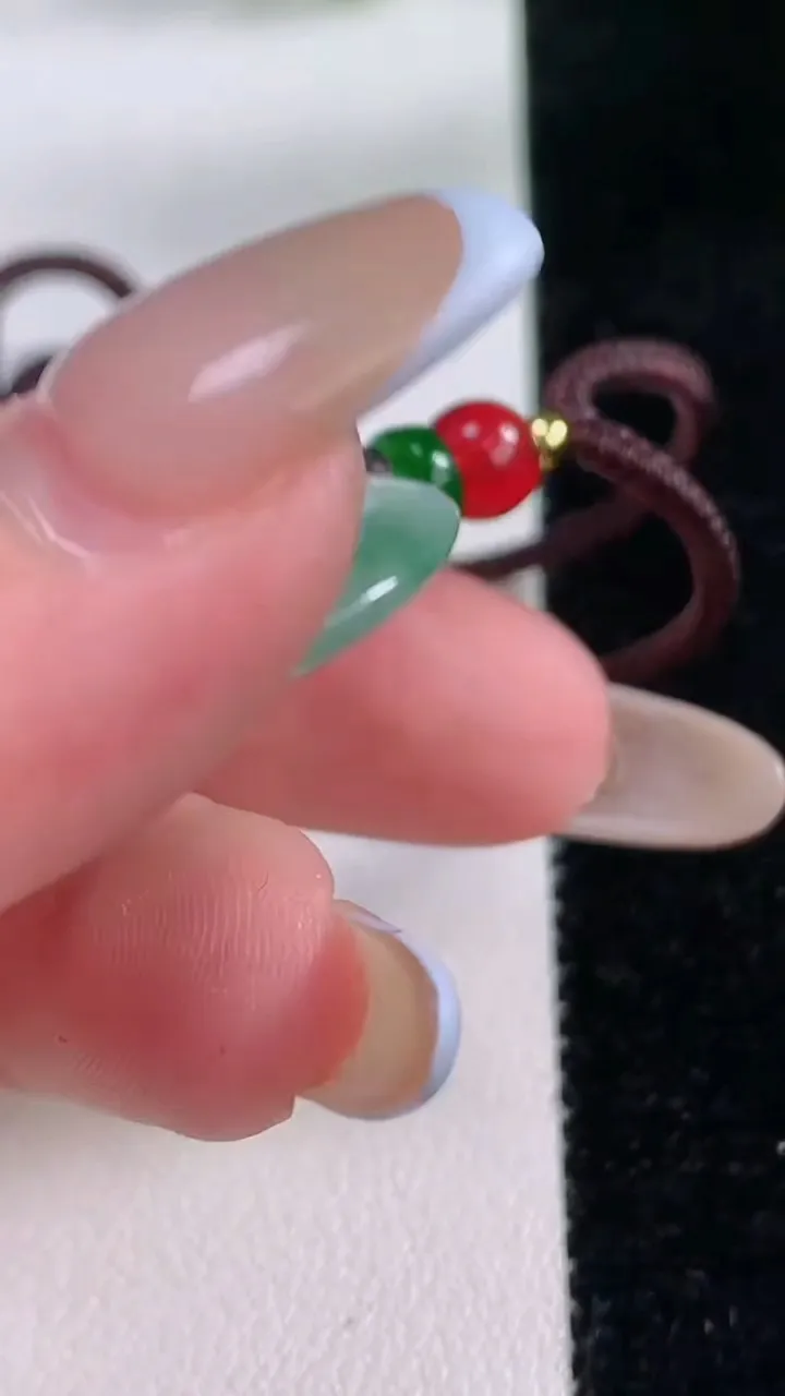 天然A货翡翠平安扣吊坠，尺寸24.5-4.8，重:5.70g
11月22日