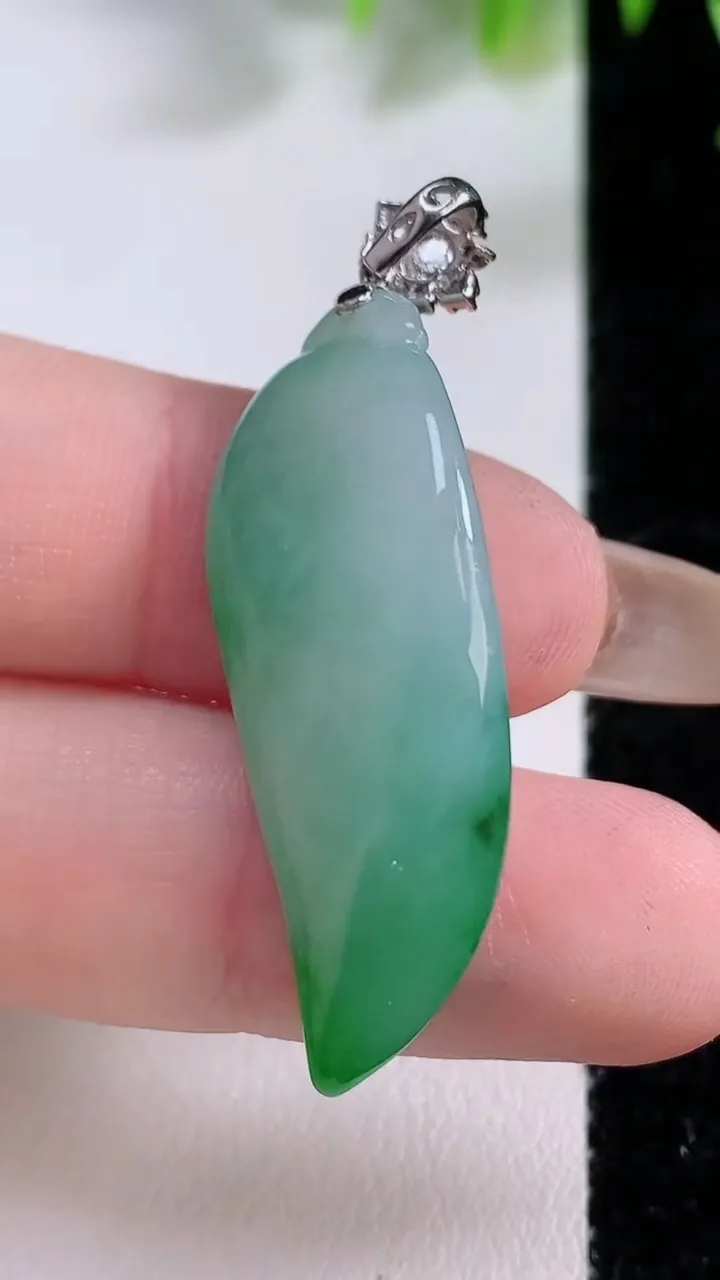 天然A货翡翠随形吊坠，尺寸36.5-14-9，重:7.04g
11月22日