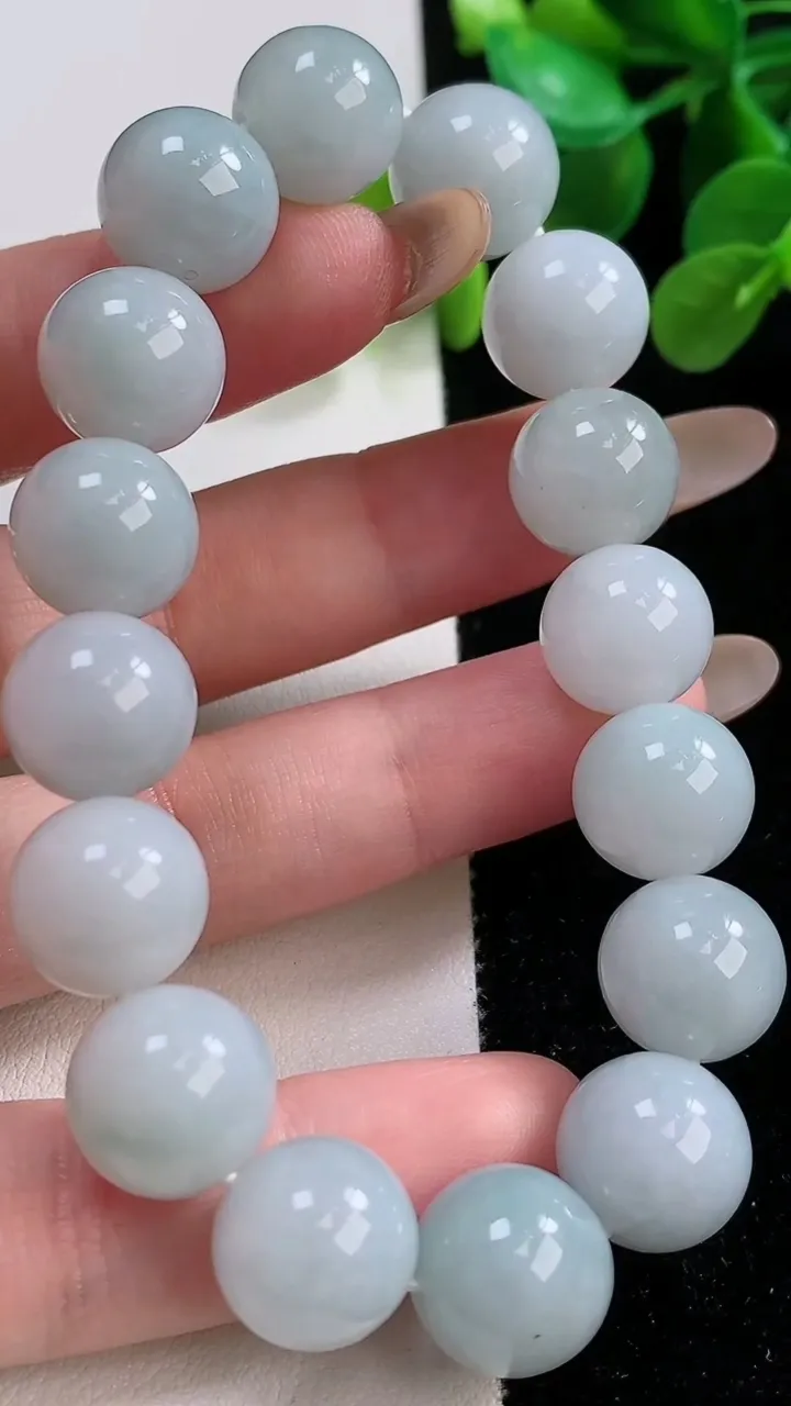 天然A货翡翠圆珠手串，尺寸12.1-16颗，重:50.42g11月22日
工厂直销收藏佳品,种好水足，色泽均匀，有种有色，上手高大气！