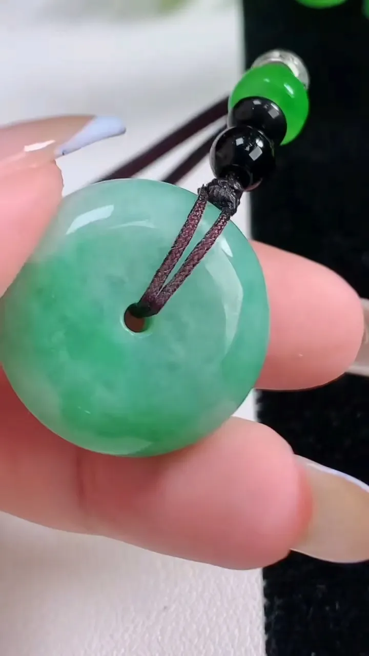 天然A货翡翠平安扣 路路通吊坠，尺寸24.6-11.3，重:15.88g
11月22日