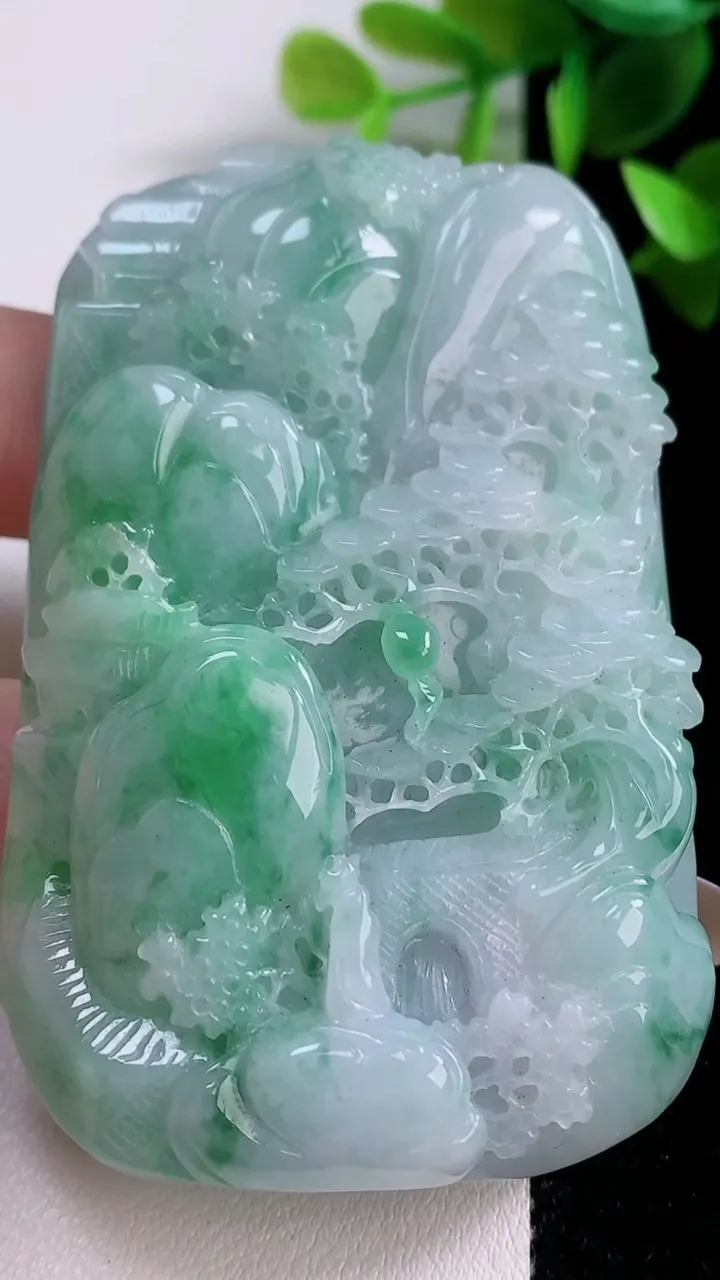 天然A货翡翠山水牌吊坠，尺寸70-45.6-13.5，重:96.33g
11月22日