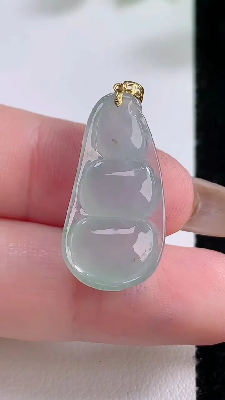 天然A货翡翠福豆吊坠，尺寸28.2-13.2-5.2，重:2.58g
11月22日