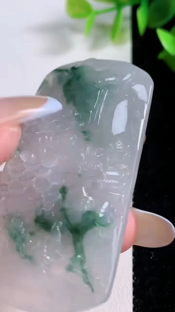 天然A货翡翠牌吊坠，尺寸63-34-6，重:33.85g
11月22日