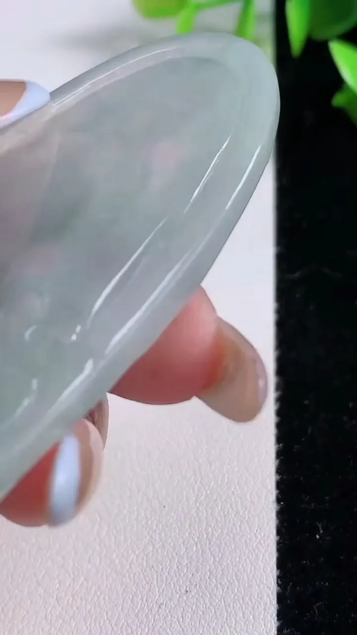 天然A货翡翠虚空藏菩萨吊坠，尺寸69.7-33.2-5，重:25.44g
11月22日