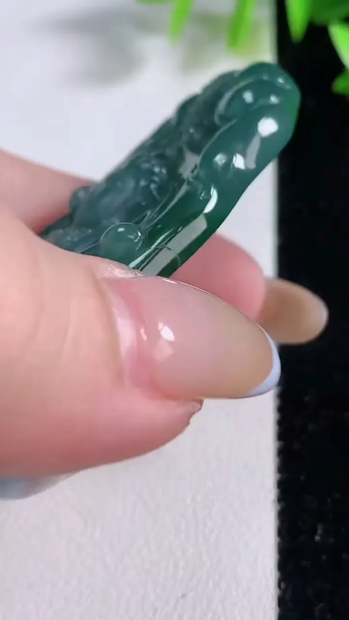 天然A货翡翠观音菩萨吊坠，尺寸73-35.2-6.4，重:31.36g
11月22日