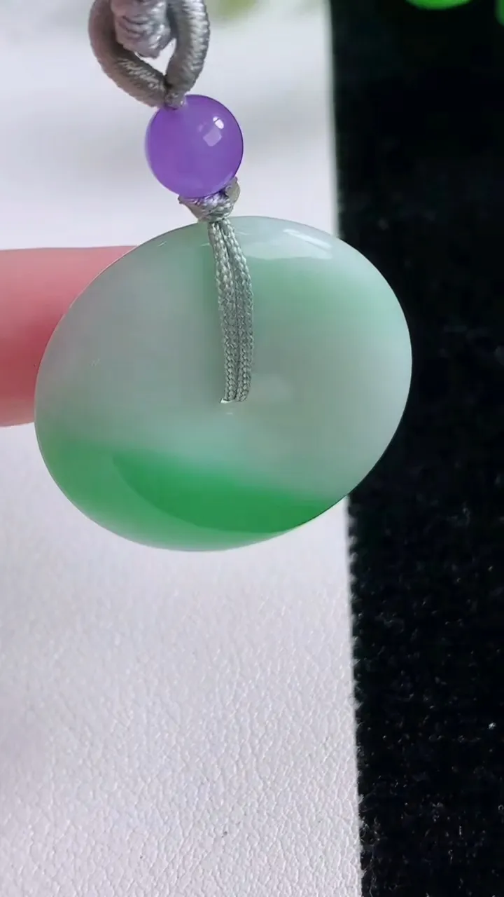 天然A货翡翠平安扣吊坠，尺寸27.5-5.5，重:8.45g
11月22日