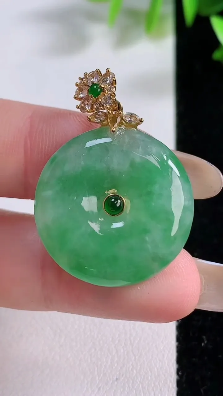 天然A货翡翠平安扣吊坠，尺寸23.8-5.1，重:7.03g
11月22日