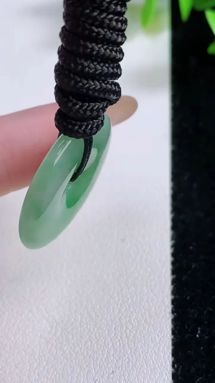 天然A货翡翠平安扣吊坠，尺寸26-4.1，重:5.77g
11月22日