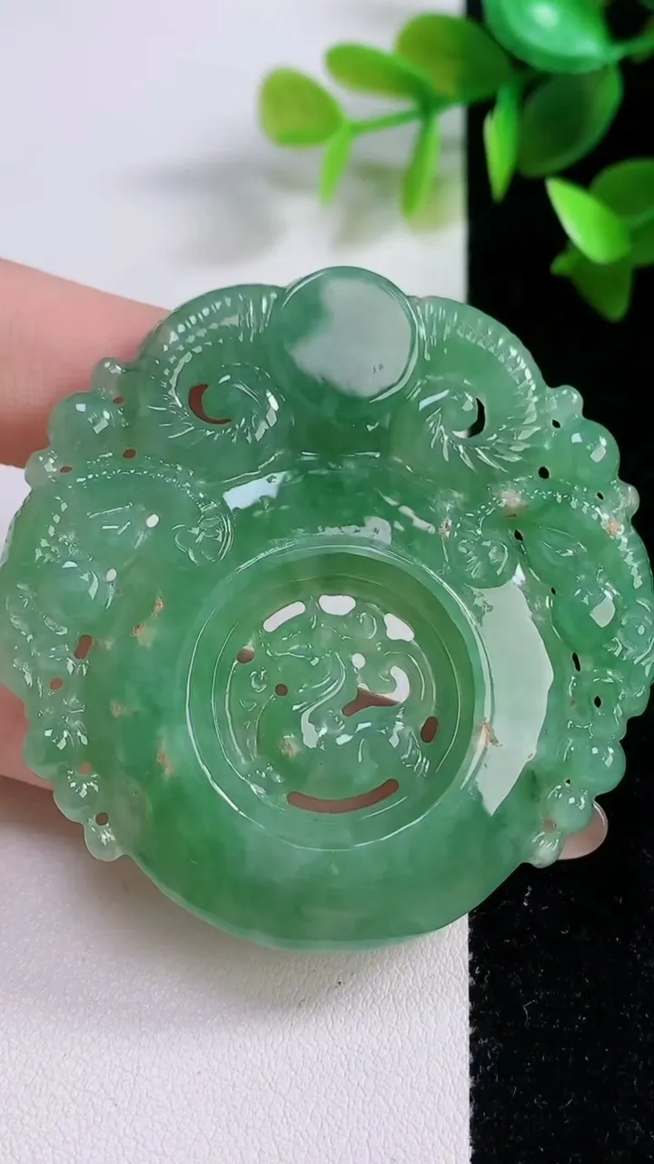 天然A货翡翠三阳开泰吊坠，尺寸54-54-6，重:28.90g
11月22日