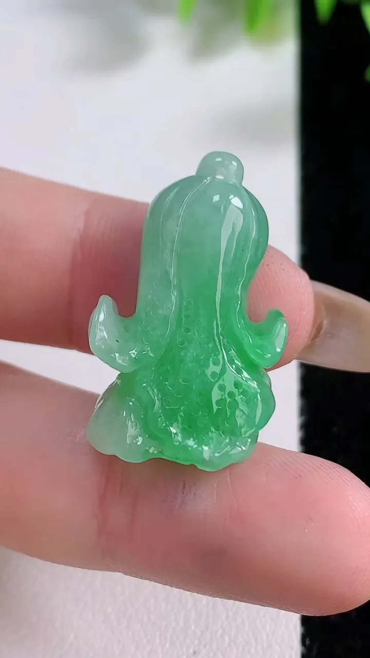 天然A货翡翠白菜吊坠，尺寸28.3-17.2-8.4，重:5.72g
11月22日