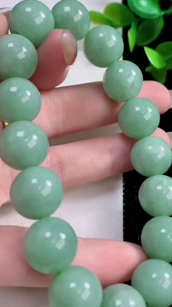 天然A货翡翠圆珠手串，尺寸13.5-16颗，重:66.67g11月22日
工厂直销收藏佳品,种好水足