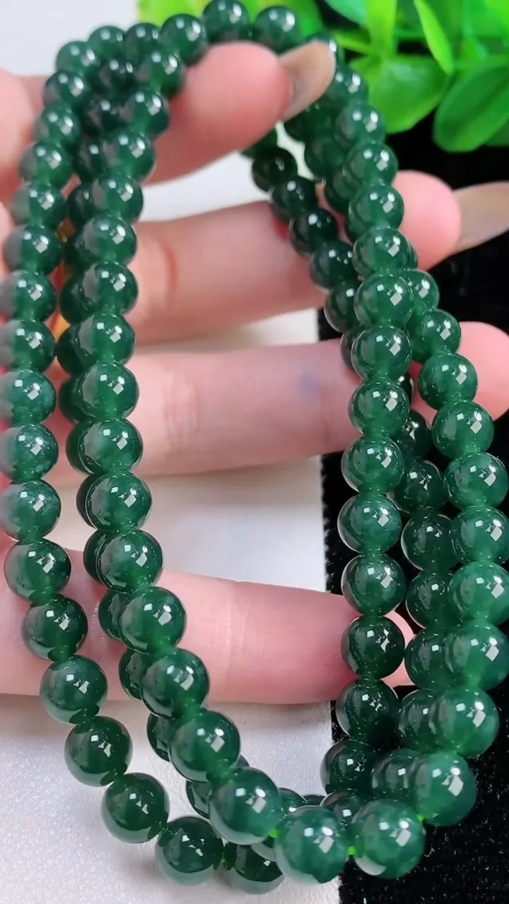 天然A货翡翠圆珠项链，尺寸6.8-108颗，重:57.47g
11月22日
