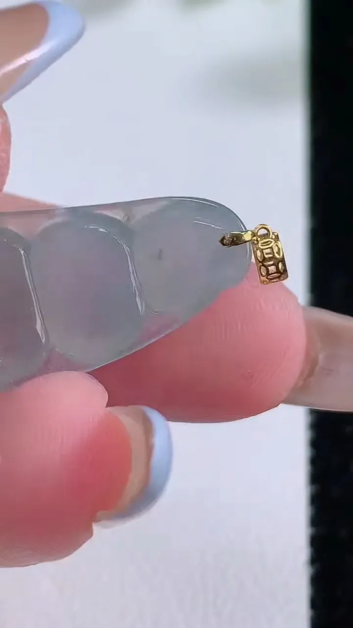 天然A货翡翠福豆吊坠，尺寸28.2-13.2-5.2，重:2.58g
11月22日